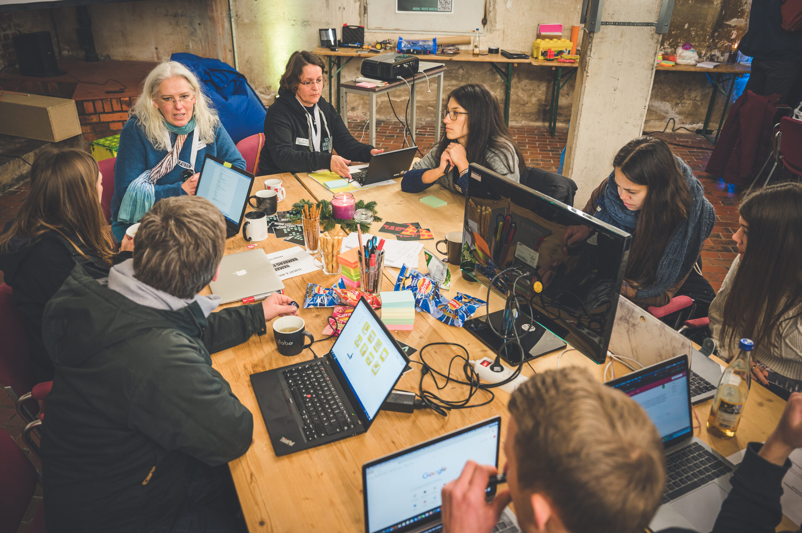 Hackathon in Action: Es braucht bunte Post-Its, Computer, Club Mate, Engagement und gute Laune