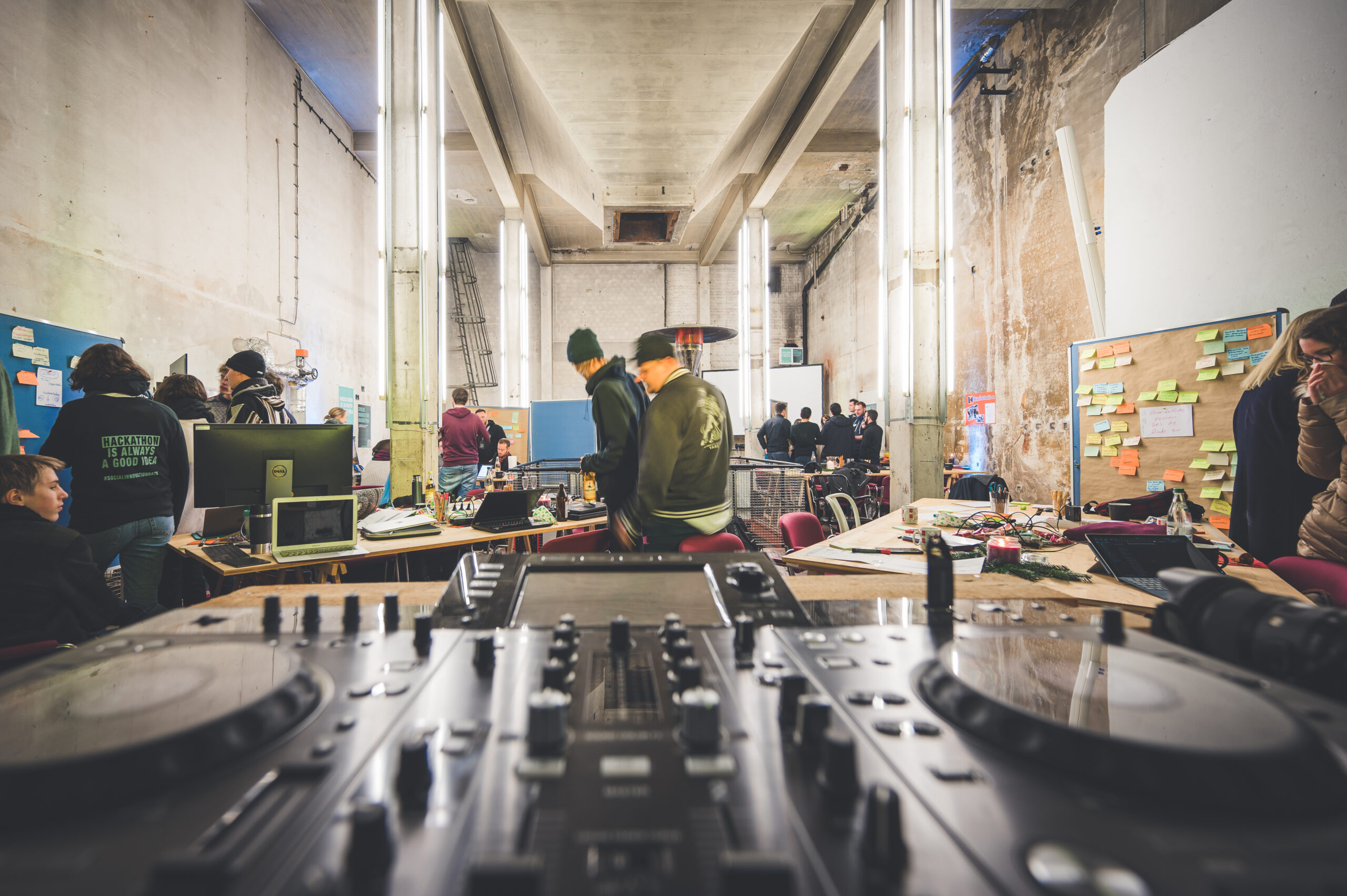 Gute Laune: das DJ Set ist bereit