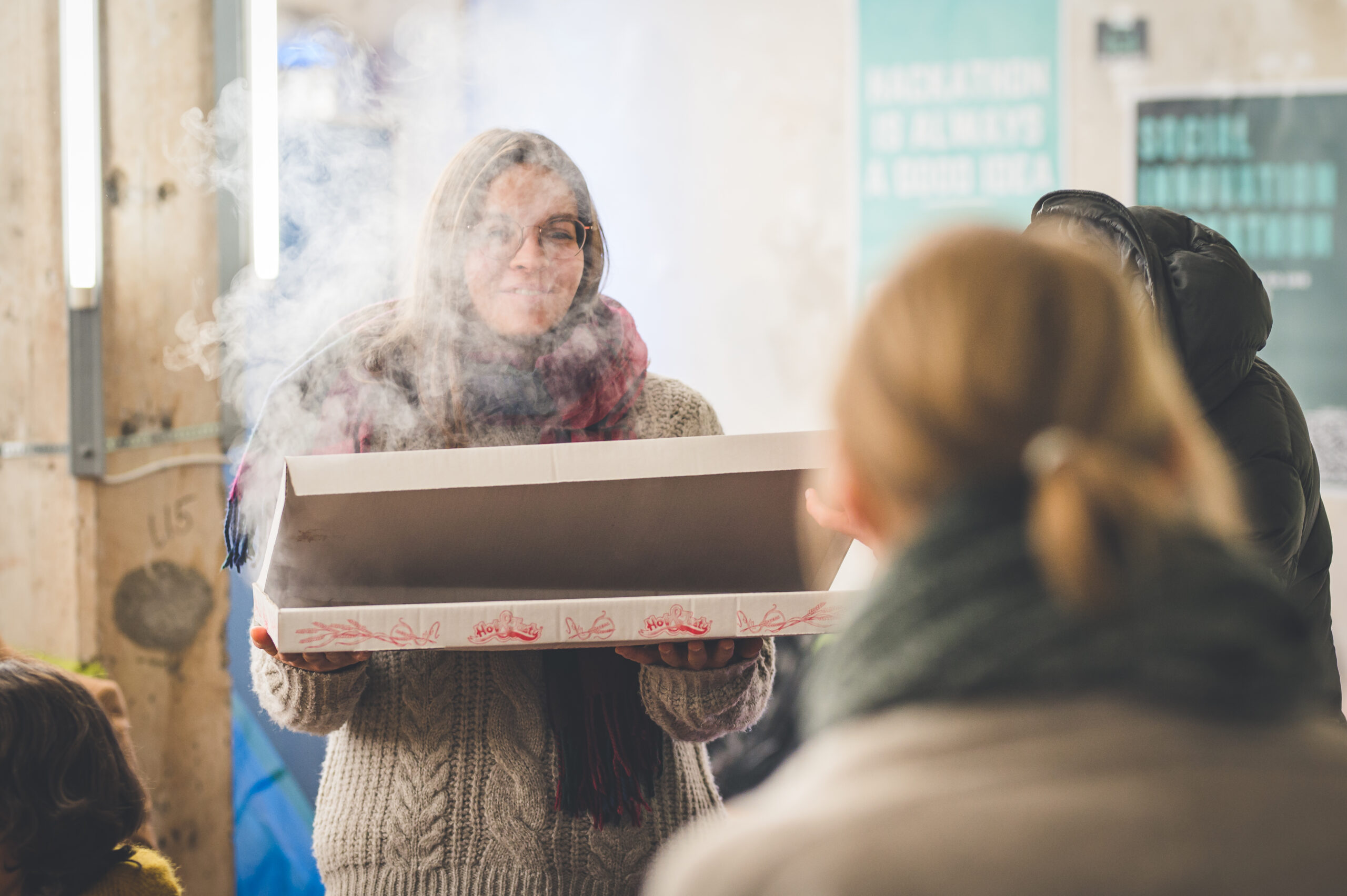 Pizza ist da! es dampft verheißungsvoll aus dem Karton
