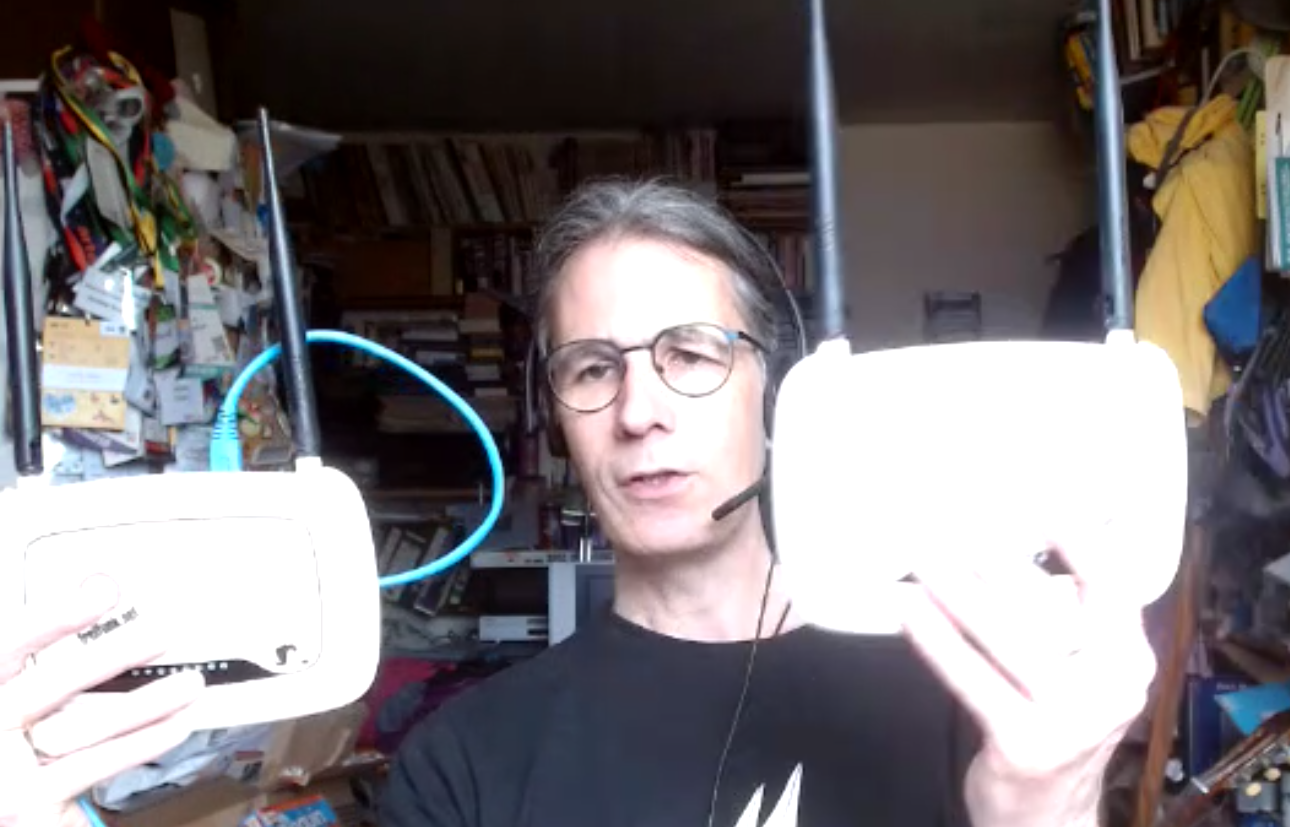 Wie funktioniert Freifunk und ein Mesh-Netzwerk und wie könnte die Caritas das nutzen - Jochim Selzer macht das mit zwei Routern anschaulich