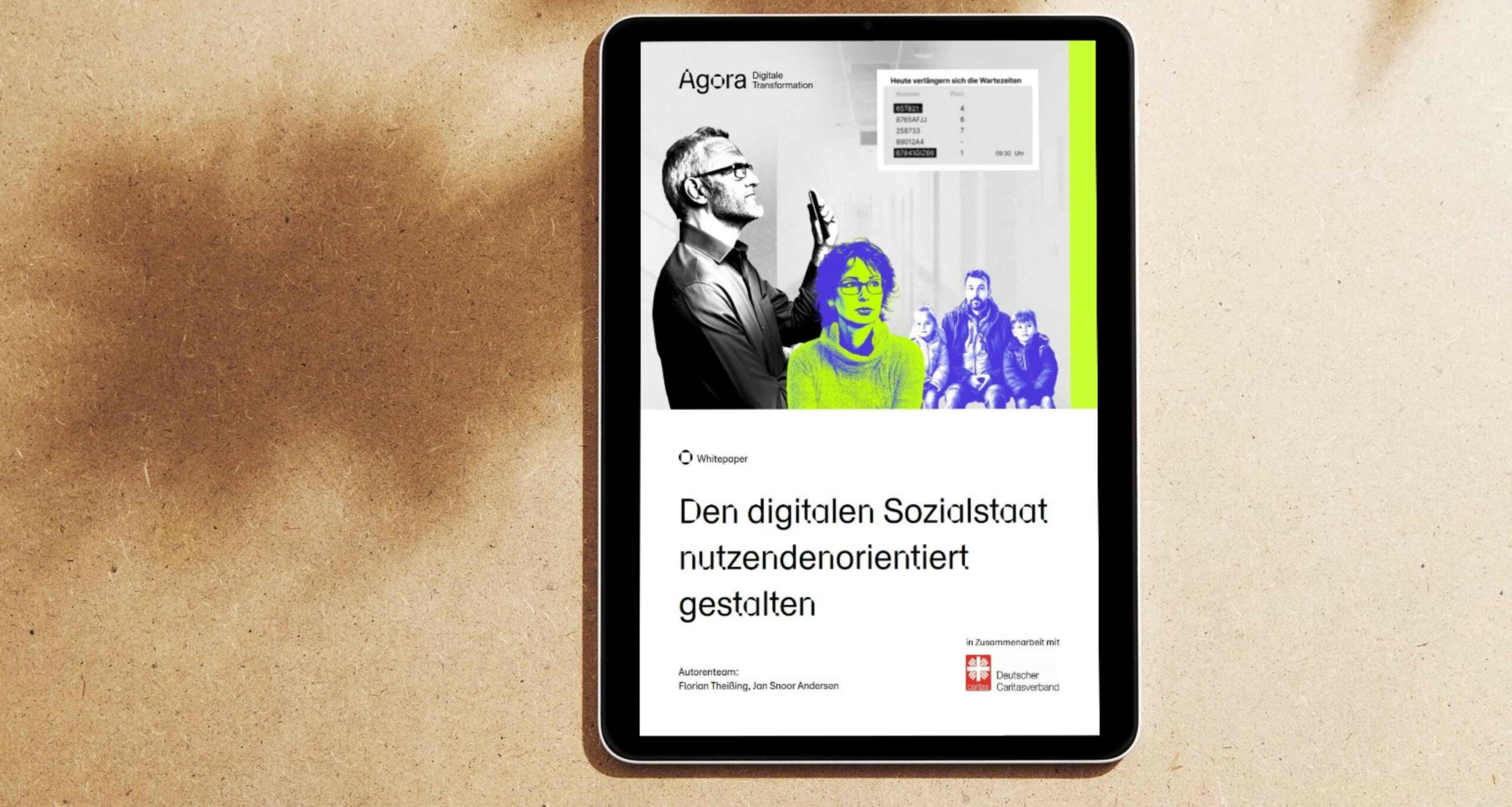 Auf einem Tablet ist das Titelbild des Whitepapers "Den digitalen Sozialstaat nutzendenorientiert gestalten" zu sehen, welches der DCV in Zusammenarbeit mit der Agora Digitale Transformation erarbeitet hat.